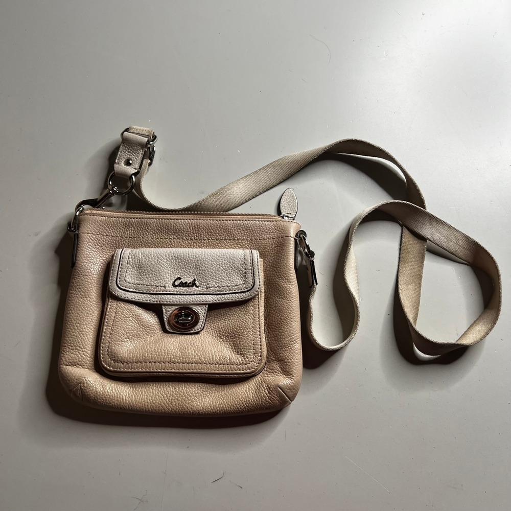 Coach Beige Pebbled Leather‎ Crossbody Bag Turnlock Front Pocket Tan Messenger